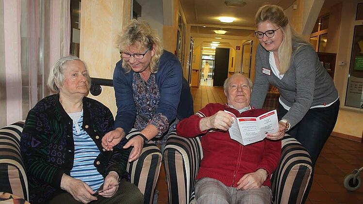 Ihr Berufsalltag ist vom Umgang mit allen Generationen geprägt. Das Bild zeigt die Koordinatorin der Mehrgenerationenhäuser, Kerstin Hinz, mit ihrer Kollegin Theresa Schneider (Leiterin der sozialen Betreuung). Mit im Bild Edith Schultheiß und Paul Kleylein.  Foto: Veronika Schadeck