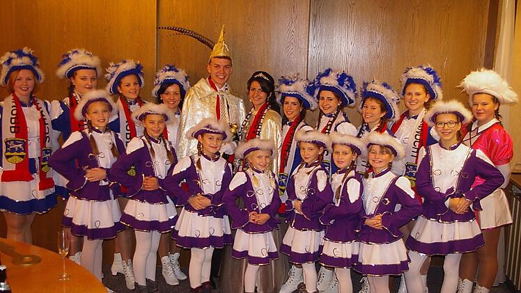 Das neue Steinberger Prinzenpaar Silja I. und Jan I. mit der kleinen und großen Prinzengarde. Foto: Heike Schülein