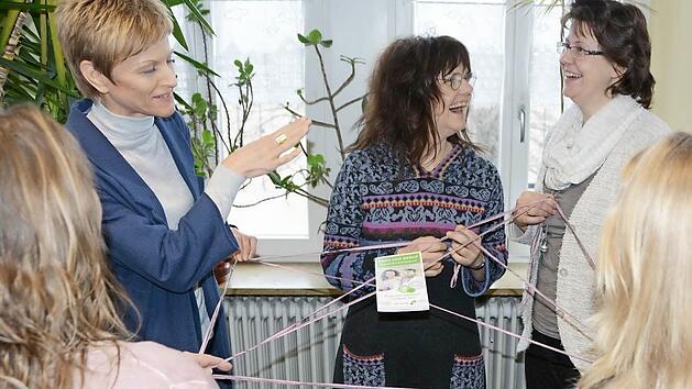 Netzwerke kn&uuml;pfen ist ihre St&auml;rke: Ute Volpert vom Kulmbacher Jobcenter, Agathe Wachter von der Beratungsstelle f&uuml;r Arbeitslose und Gleichstellungsbeauftragte Heike S&ouml;llner (von links) bringen mit ihrer Initiative Frauen beruflich auf Erfolgskurs. Foto: Dagmar Besand