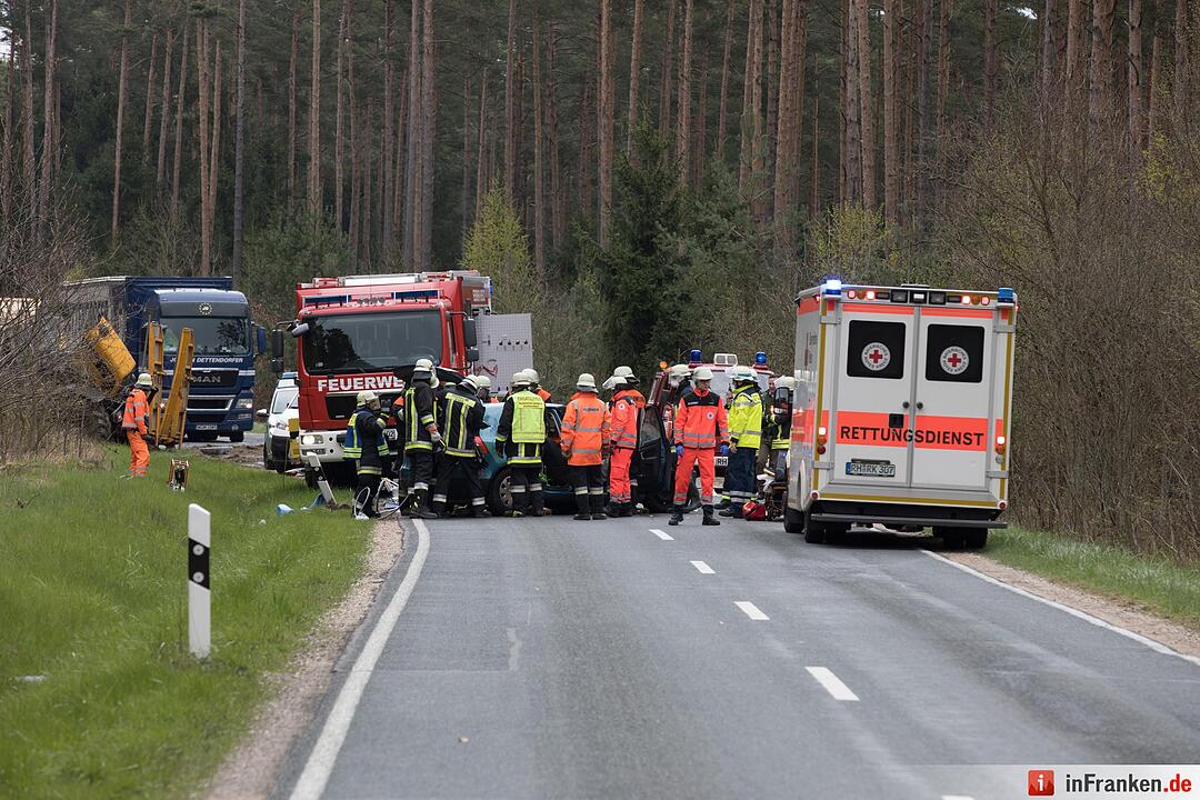 Golf kollidiert mit Traktor: 49-Jährige schwer verletzt