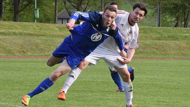 In Schieflage gerät zunehmend der FC 06 Bad Kissingen (blaues Trikot), der gegen die Freien Turner Schweinfurt trotz einer 3:0-Führung nicht über ein 3:3 hinaus kam. Foto: Hopf
