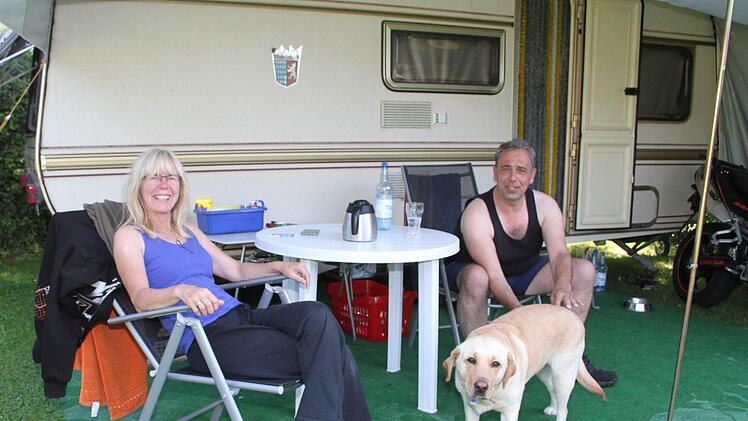 Manfred (53) und Ramona (54) Seiler aus Fulda finden es prima, dass sie ihren Labrador Kira und das Motorrad mitbringen durften. Foto: Sonny Adam