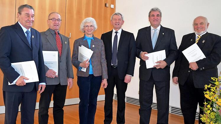 Die Geehrten mit Landrat Johann Kalb in der Mitte (von links): Karl Neudecker, Josef Treuter, Marga Sterzer sowie Reiner Hoffmann und Detlef Griebel.  Foto: Andrea Sp&ouml;rlein