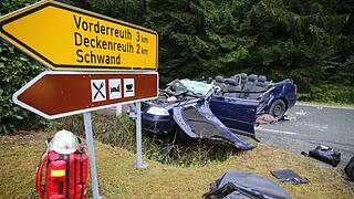 Tödlicher Unfall im Kreis Kulmbach: Mitfahrer aus Auto geschleudert und gestorben Tödlicher Unfall im Kreis Kulmbach: Mitfahrer aus Auto geschleudert und gestorben