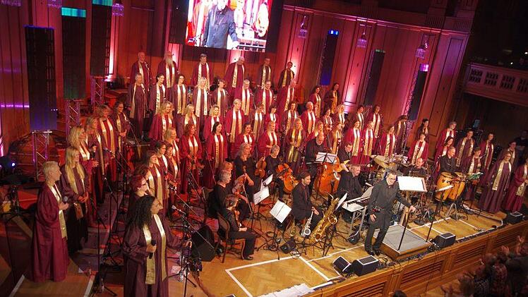 Sowohl der Chor als auch die Solisten begeisterten. Foto: Klaus Werner