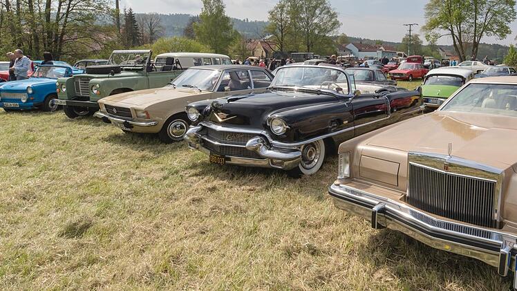 Einträchtig vereint: Trabi, Cadillac und Chrysler