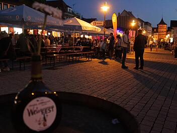 Ein lauer Abend bei städtischer Geselligkeit. Das Weinfest zog schon am ersten Abend Scharen an. Foto: Markus Häggberg