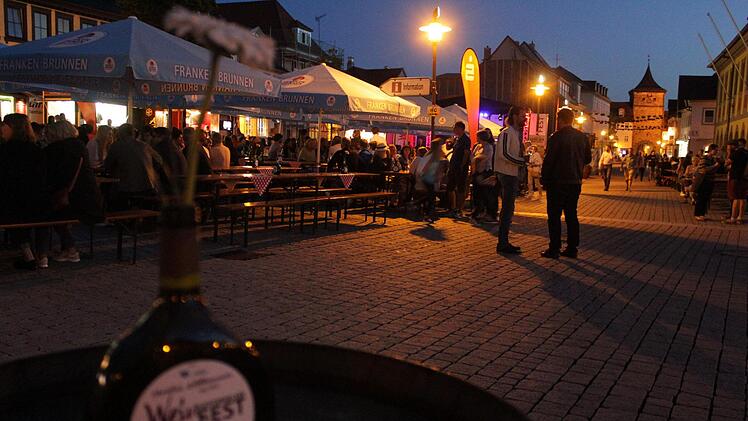 Ein lauer Abend bei städtischer Geselligkeit. Das Weinfest zog schon am ersten Abend Scharen an. Foto: Markus Häggberg
