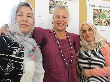 Fatima Ahmadi aus Afghanistan (links) und Khizar Alrshidat (rechts) aus Syrien engagieren sich mit Gesine von Postel in der Arbeitsgruppe "Gesellschaftliche Teilhabe". Benedikt Borst