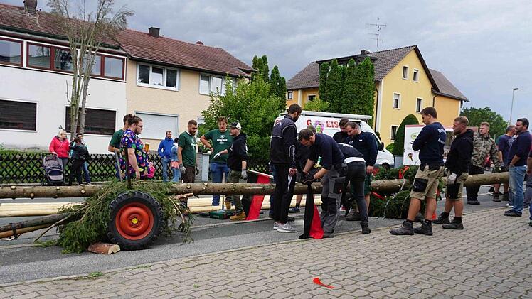 Prächtig mit roten "Pensala" geschmückt wurde der Kerwabaam aufgestellt. Die Ortsburschen hatten ihn traditionelle am Samstag eingeholt und er wurde mit Blasmusik bis zu seinem Standort vor der Sportgaststätte begleitet.Sänger