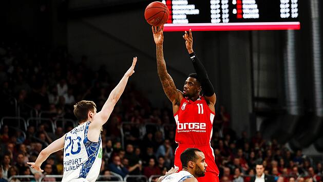 Tr&eacute; McLean (rechts) traf im dritten Viertel innerhalb von zwei Minuten drei Dreier. Hier kann Matthew McQuaid (links) den Distanzwurf des Bamberger Fl&uuml;gelspielers nicht verhindern.  Foto: Daniel L&ouml;b