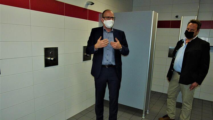 Die Sanierung der Herren-Duschanlage und des WC-Bereich hat 80 000 Euro gekostet. Oliver Voss (links) von den Stadtwerken zeigt OB Ingo Lehmann, was alles gemacht wurde. Foto: Werner Reißaus