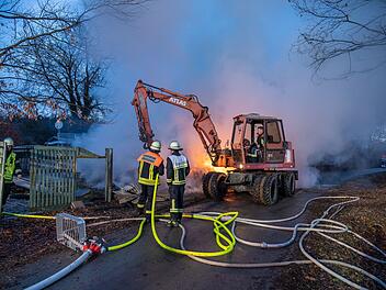 Brand im Kreis Bamberg: 50 Helfer k&auml;mpfen gegen Flammen auf Pferdehof