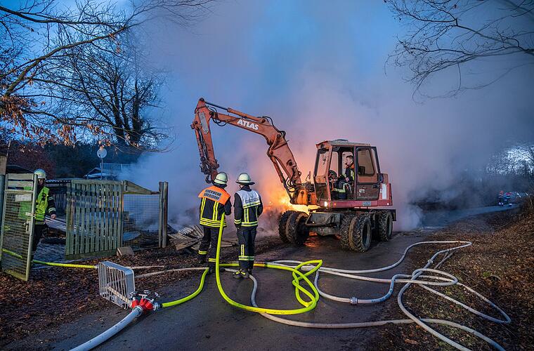 Kreis Bamberg: 50 Helfer kämpfen gegen Flammen auf Pferdehof