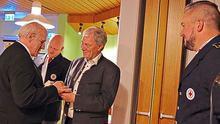 Martin Schmidt wurde von Kreisbereitschaftsleiter Benjamin Schneider, Kreisvorsitzendem Klaus L&ouml;ffler und stellvertretendem Kreisbereitschaftsleiter Martin M&uuml;ller (v. li.) f&uuml;r 40-j&auml;hrige Dienstzeit ausgezeichnet.Heike Sch&uuml;lein