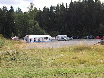 In deutlich kleinerem Rahmen als jetzt geplant, fand im vergangenen Spätsommer ein NPD-Fest auf dem Parkplatz bei Rottenbach statt, auf dem im April nun der Bundesparteitag stattfinden soll. Foto: Oliver Schmidt, Archiv