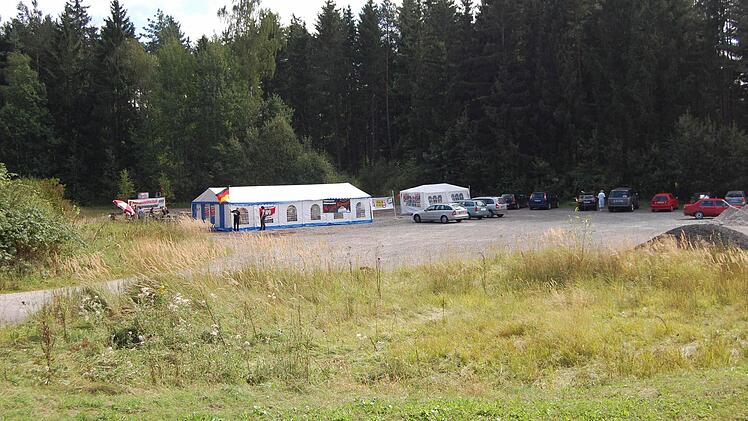 In deutlich kleinerem Rahmen als jetzt geplant, fand im vergangenen Spätsommer ein NPD-Fest auf dem Parkplatz bei Rottenbach statt, auf dem im April nun der Bundesparteitag stattfinden soll. Foto: Oliver Schmidt, Archiv