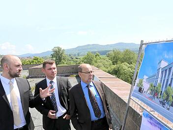 Maurice Olivier und Andreas Wiebe von Ecoloft stellen OB Franz Stumpf vor, wie die Zukunft des Spinnereigeländes aussehen wird.