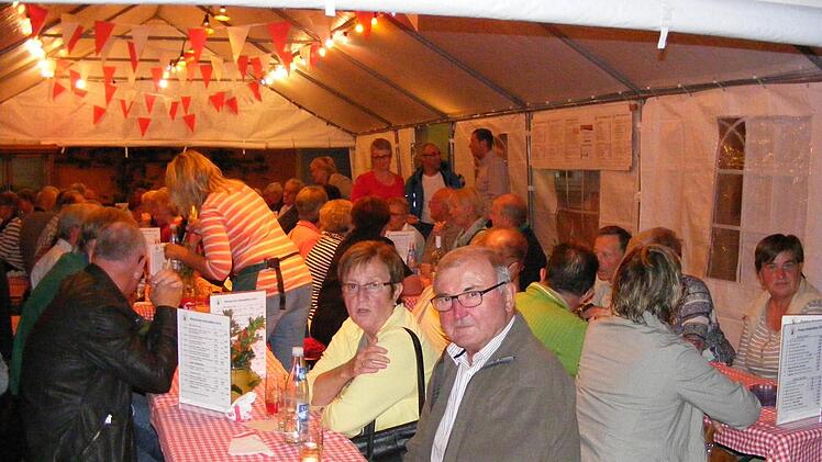 Die Weinlaube des Obst- und Gartenbauvereins lockte mit stimmungsvoller Atmosphäre.
