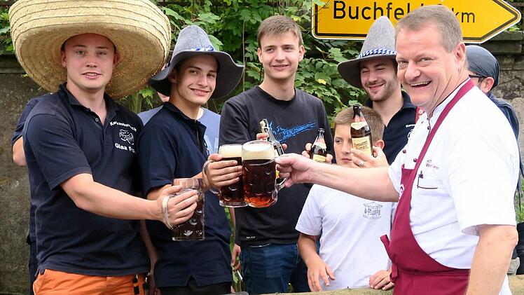 Ein Prosit auf die Kerwasburschen. Foto: Johanna Blum