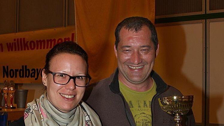 Hatten allen Grund zur Freude: die Gesamtsieger Lisa Kuhn und Jochen Baumhauer.