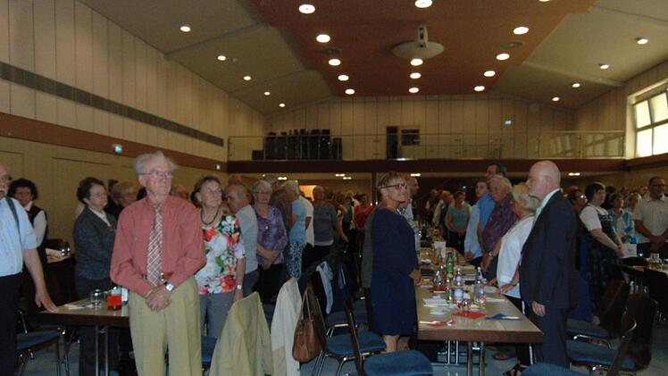 Während des Abspielens der Nationalhymnen Foto: Petra Malbrich