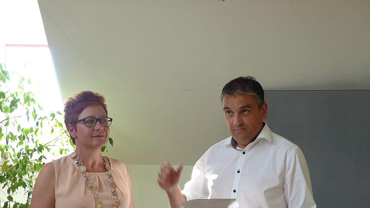 Anja Gebhardt vereidigt den neuen Gemeinderat Peter Bail. Foto: Pauline Lindner