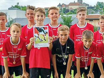 Der oberfr&auml;nkische Vizemeister des KZG mit (hinten v.l.) Hannes Wagner, Louis Witzgall, Valentin Bayer, Kevin Bolinger, Hannes Lenker, (vorne v.l.) Maximilian K&ouml;hler, Kilian Krig, Ben Vetter, Paul Schott, Maximilian Weimer  Foto: Andreas Engel
