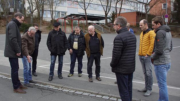 Immer wieder sitzen Busse auf, wenn sie aus dem Parkplatz am Schulzentrum Eltmann ausfahren. Über eine Lösung grübelte am Montag der Bau- und Umweltausschuss des Eltmanner Stadtrates. Sabine Weinbeer