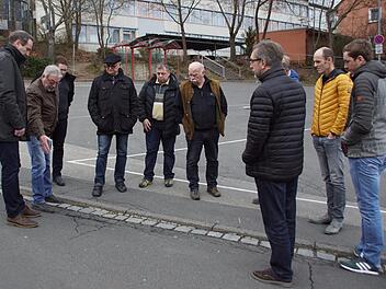 Immer wieder sitzen Busse auf, wenn sie aus dem Parkplatz am Schulzentrum Eltmann ausfahren. Über eine Lösung grübelte am Montag der Bau- und Umweltausschuss des Eltmanner Stadtrates. Sabine Weinbeer