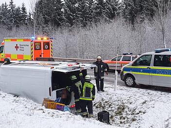 Der Unfall des Kleinbusses endete f&uuml;r die Insassen verh&auml;ltnism&auml;&szlig;ig glimpflich. Polizei, Rettungsdienst und Feuerwehr waren umgehend an der Einsatzstelle. Foto: Feuerwehr Steinbach am Wald