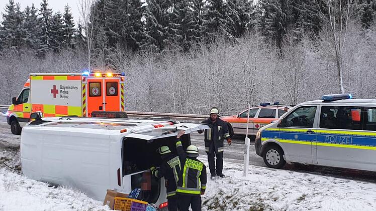 Der Unfall des Kleinbusses endete f&uuml;r die Insassen verh&auml;ltnism&auml;&szlig;ig glimpflich. Polizei, Rettungsdienst und Feuerwehr waren umgehend an der Einsatzstelle. Foto: Feuerwehr Steinbach am Wald