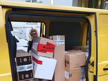 Manuela Metz, als Zubringerin t&auml;tig in Oberthulba und N&uuml;dlingen, hat trotz vollem  Wagen den Durchblick. Und sogar noch ein L&auml;cheln auf den Lippen. Foto: Marcus Leitner