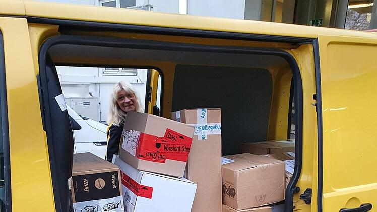 Manuela Metz, als Zubringerin t&auml;tig in Oberthulba und N&uuml;dlingen, hat trotz vollem  Wagen den Durchblick. Und sogar noch ein L&auml;cheln auf den Lippen. Foto: Marcus Leitner