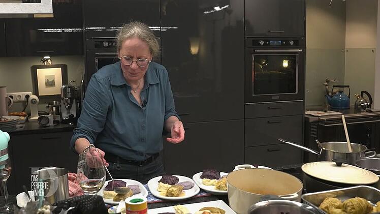 Die Hauptspeise besteht aus zweierlei Kohlrouladen mit zweierlei Pürees.