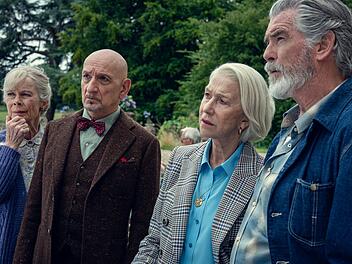 Die Mitglieder des Donnerstagsmordclubs (von links): Joyce (Celia Imrie), Ibrahim (Ben Kingsley), Elizabeth (Helen Mirren) und Ron (Pierce Brosnan). Das Quartett bringt sich mit seinen selbstbewussten Ermittlungen selbst in Mordverdacht.