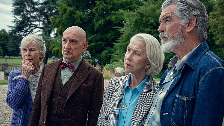 Die Mitglieder des Donnerstagsmordclubs (von links): Joyce (Celia Imrie), Ibrahim (Ben Kingsley), Elizabeth (Helen Mirren) und Ron (Pierce Brosnan). Das Quartett bringt sich mit seinen selbstbewussten Ermittlungen selbst in Mordverdacht.