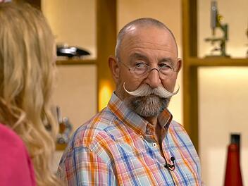 Welche Laus war Horst Lichter denn da &uuml;ber die Leber gelaufen? Schuld an diesem Blick war die Expertin Annika Ra&szlig;bach, die sich einen Scherz mit ihm erlaubt hatte. "Ich habe ein Problem", sagte Lichter. Seine H&auml;ndlerkarte war verschwunden. "Ich kann dir sagen, warum die nicht da ist", sagte die Kollegin triumphierend ...