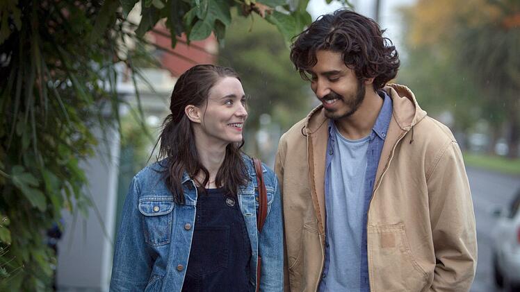 Die Liebe zwischen Lucy (Rooney Mara) und Saroo (Dev Patel) zerbricht an Saroos manischer Suche nach seiner wahren Identit&auml;t.