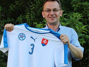 Pavol Tkac mit seinem Trikot, auf dem sein Name steht, und die Nummer 3. Mit dieser Rückennummer verbindet er besondere Erinnerungen.  Foto: privat