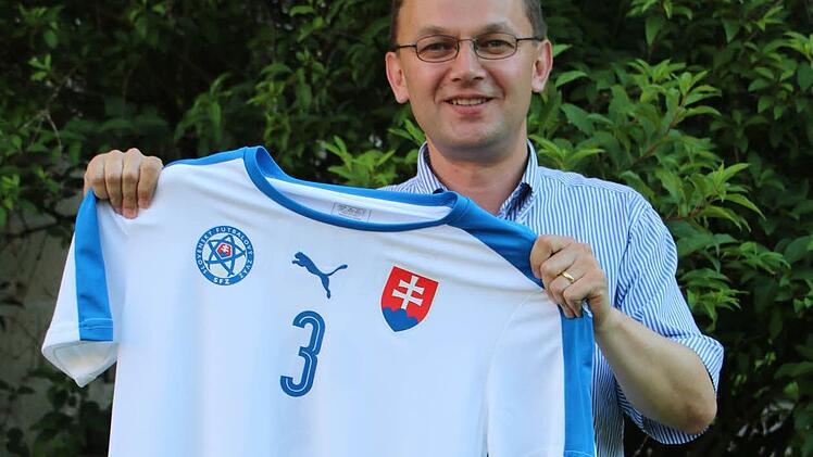 Pavol Tkac mit seinem Trikot, auf dem sein Name steht, und die Nummer 3. Mit dieser Rückennummer verbindet er besondere Erinnerungen.  Foto: privat