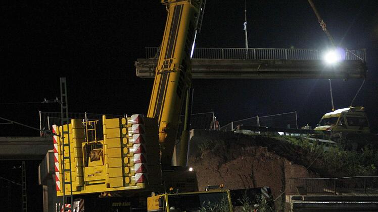 Die Brücke zwischen Kersbach und Baiersdorf wird demontiert. Foto: Josef Hofbauer