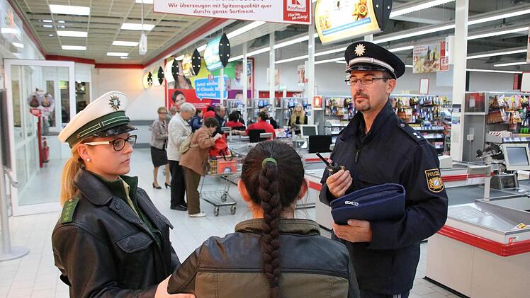 Die Polizisten Jessica Räth und Jochen Emmerling haben für die Zeitung die Festnahme einer Ladendiebin in einem Bad Kissinger Supermarkt nachgestellt. Fotos: Ralf Ruppert