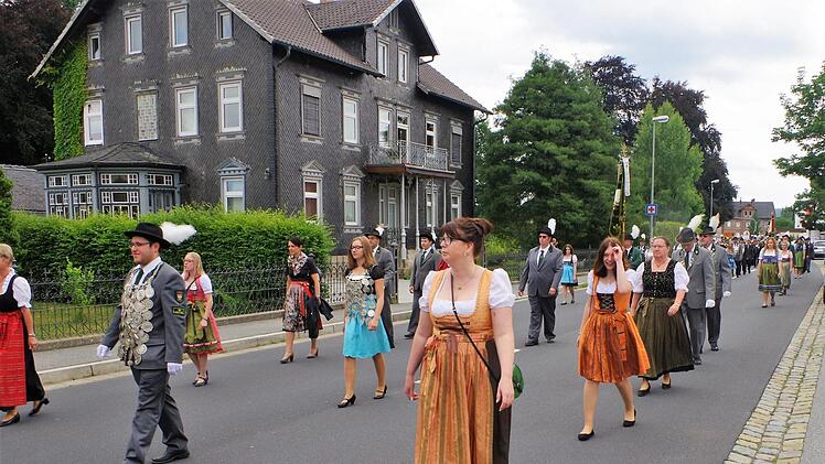 Zahlreiche Schützenvereine zeigten Flagge in Stockheim. Foto: Gerd Fleischmann