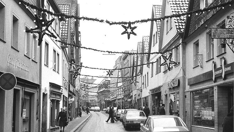 Weihnachten 1975: Damals durften noch Autos in der Kulmbacher Langgasse fahren. Heute ist hier Fußgängerzone. Foto: Archiv Stephan Tiroch