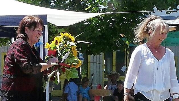Beim Sommerfest wurden Edeltraud Leipolz und Leiterin Ursula Beyer (rechts) verabschiedet.  Foto: Karin Günther