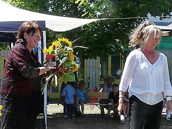 Beim Sommerfest wurden Edeltraud Leipolz und Leiterin Ursula Beyer (rechts) verabschiedet.  Foto: Karin Günther