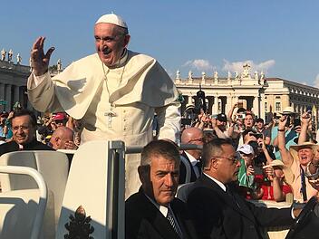 Eine ideale Zuschauerposition hatten die Rhöner bei der Audienz auf dem Petersplatz ergattert. In nur wenigen Metern Entfernung fuhr der Papst an ihnen vorbei. Foto: Janik Veit