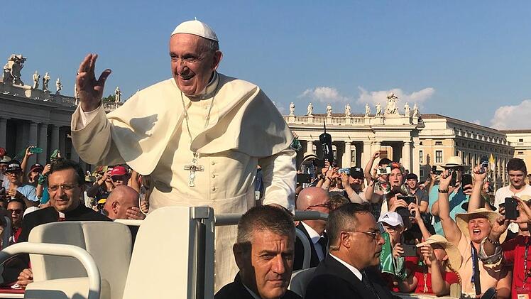 Eine ideale Zuschauerposition hatten die Rhöner bei der Audienz auf dem Petersplatz ergattert. In nur wenigen Metern Entfernung fuhr der Papst an ihnen vorbei. Foto: Janik Veit