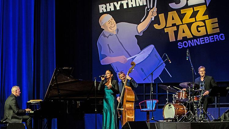 Das Thilo Wolf Quartett mit Thilo Wolf am Flügel, der Sängerin Johanna Iser, dem Kontrabassisten Markus Schieferdecker und dem Schlagzeuger Paul Höchstädter eröffnete die Sonneberger Jazztage.Foto: Jochen Berger